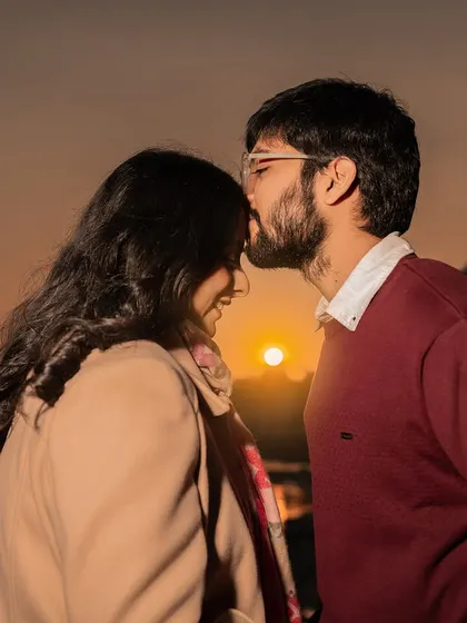 The golden hour in Rishikesh is pure magic. That soft, warm light makes everything feel more romantic. A simple forehead kiss becomes a timeless portrait of love and togetherness.