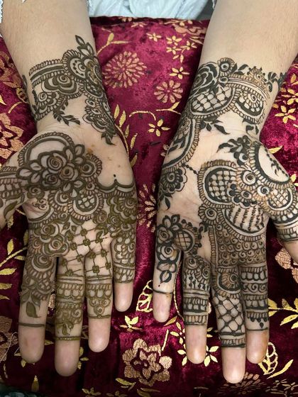 A beautiful Arabic design with a mix of floral motifs and intricate fillers. The patterns are different on each hand, offering a customized and unique look.