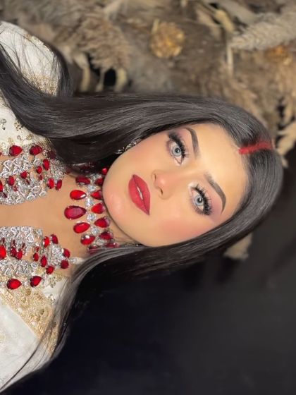 Another angle that captures the essence of this iconic Bollywood glam look.