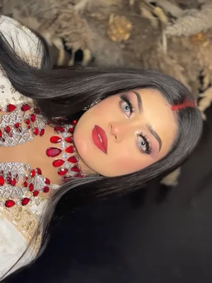 Another angle that captures the essence of this iconic Bollywood glam look.