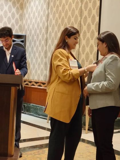 Pinning a new member during a BNI meeting. It's a pleasure to welcome new professionals into our network and support them on their journey.