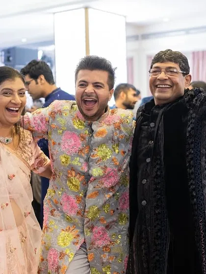 On stage or off, the energy is always at full power. A candid moment of pure joy with the guests.