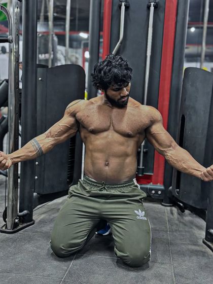 A kneeling "most muscular" pose. This pose is all about showing raw size and definition.