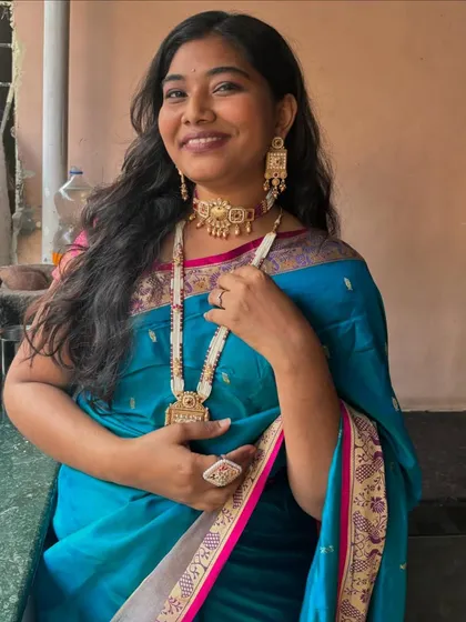 This client is glowing in our Meenakari and pearl heritage set. The combination of the choker and the long pearl mala creates a look that is both traditional and stylish.