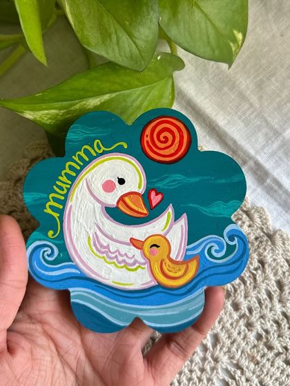 This 'Mamma' duck and duckling magnet is a sweet and adorable way to celebrate a mother's love.
