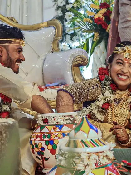 I live for capturing pure, unscripted joy like this. This moment happened during a traditional wedding game, and the bride's spontaneous laughter is what makes the photo so special. It's these candid shots that truly reflect the happiness of the day.