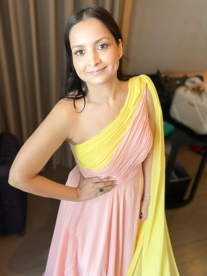 This client needed a look that was both professional and soft for an event. I used a light touch to create a glowing complexion and styled her hair in gentle waves, resulting in a fresh and approachable corporate style.