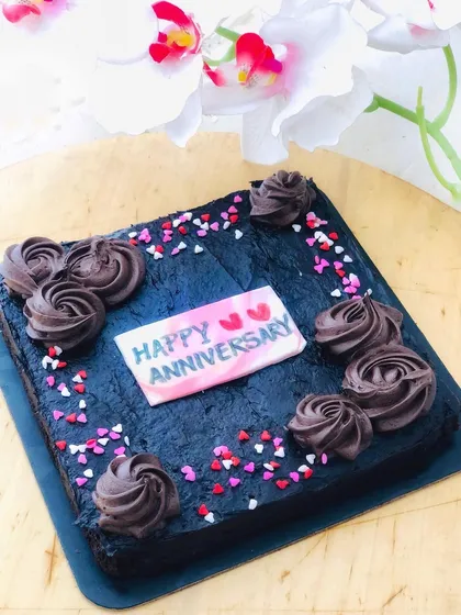 A simple yet delicious brownie cake decorated for an anniversary, perfect for a more intimate celebration.