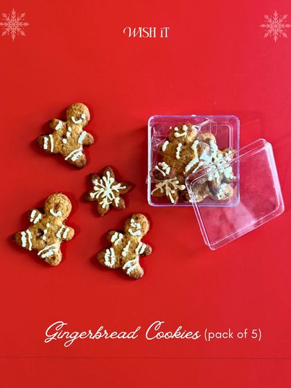 Adorable gingerbread cookies, a classic holiday crunch, beautifully displayed and included in our festive hampers.