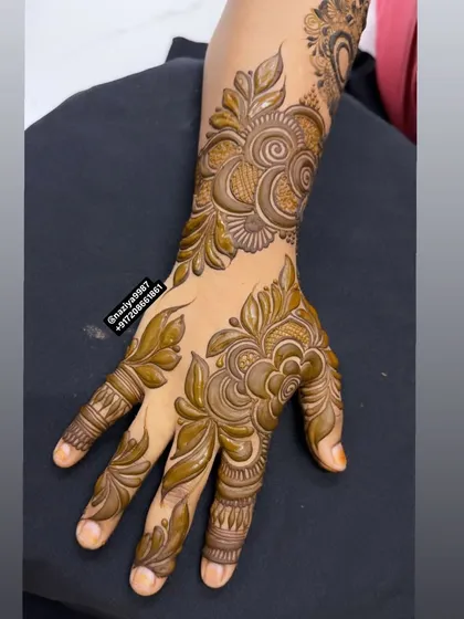 A similar Arabic design, showing how the pattern can be adapted to fit the client's hand perfectly. The shading adds a beautiful sense of depth.