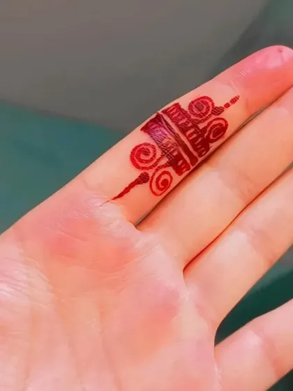 Sometimes even a small design on a single finger can be beautiful. This is a quick, simple pattern that I often practice aplicação.