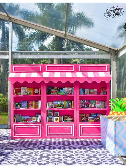Another view of the pink book stall, a creative and educational alternative to traditional party favours, perfectly integrated into the party's vibrant aesthetic.