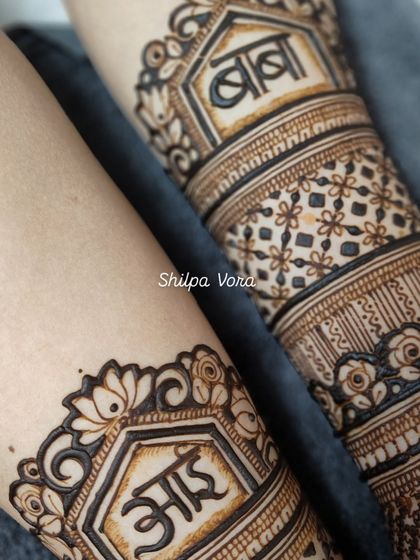 Another angle of the 'Aai' and 'Baba' design, showing the intricate floral border around the loving tribute to the parents-to-be.