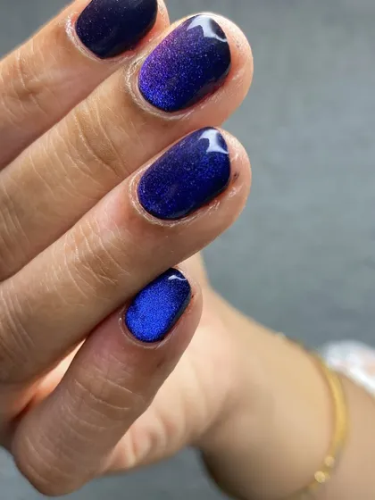 A starry night effect on these dark blue magnetic cat-eye nails.