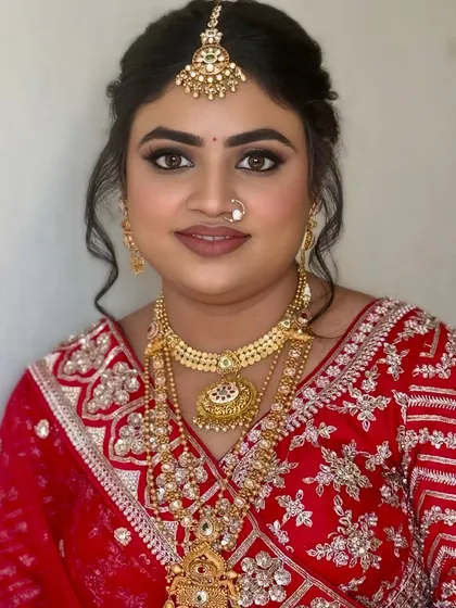 This breathtaking bridal look features a classic red lehenga with heavy gold jewelry. I focused on creating a sculpted, glamorous look with bold, smoky eyes and a neutral lip to balance the richness of the attire.