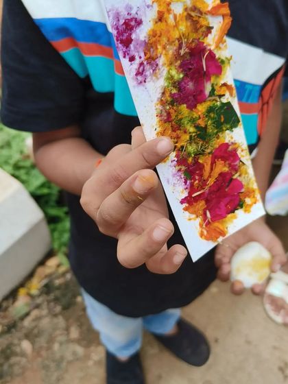 Discovering colors from nature. In our botanical art workshop, children learn to extract pigments from flowers and leaves to create beautiful, abstract bookmarks. It's a magical and eco-friendly process.