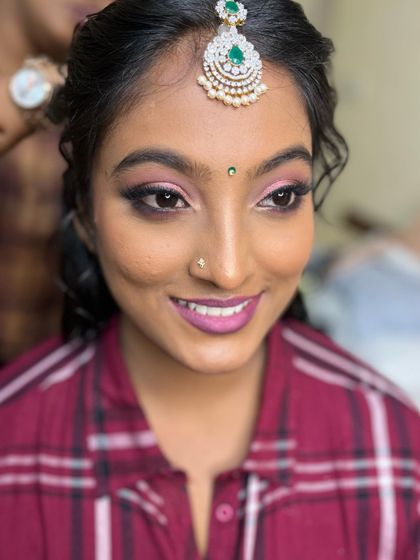 Niveditha's happy expression says it all. She loved her bold and beautiful reception makeup.