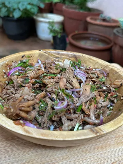 The fresh purple onions and green chives add a nice crunch and freshness to the soft oyster mushrooms.