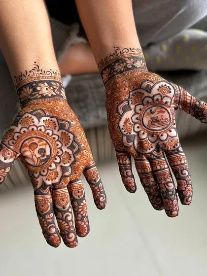 This design features small, intimate couple portraits set inside ornate mandalas. It's a subtle way to personalize your Karwa Chauth mehendi while maintaining a traditional, symmetrical look.