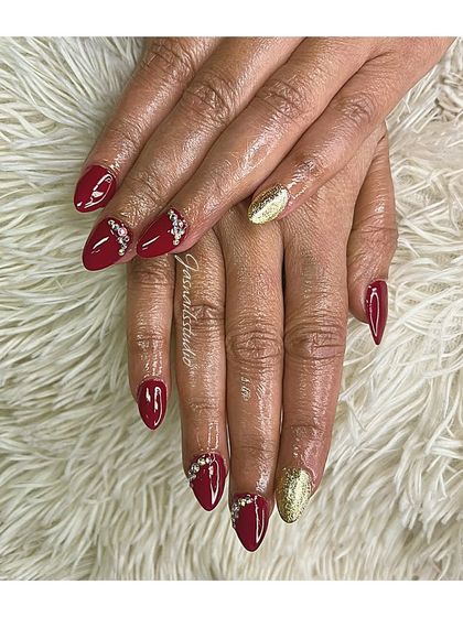 A classic party look with a deep red polish, sparkling rhinestones, and a gold glitter accent nail. This set is perfect for any festive occasion.