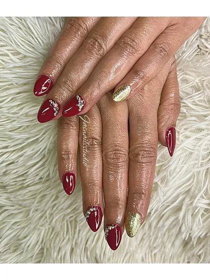 A classic party look with a deep red polish, sparkling rhinestones, and a gold glitter accent nail. This set is perfect for any festive occasion.