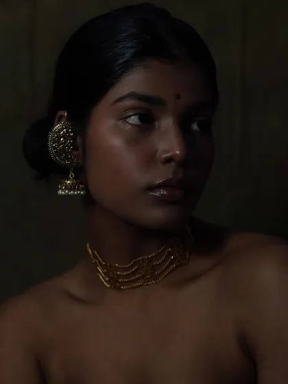 This classic portrait pose, rendered in a painterly light, gives a timeless feel to the jewellery, making it look like a piece of history.