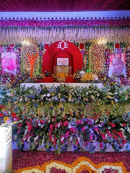 This was a grand Mahashivratri event decoration. The entire stage is a sea of fresh, colorful flowers, with a central gaddi for prabhu, framed by portraits of Guru Ji. I used a mix of roses, marigolds, and carnations to create this vibrant and devotional space.