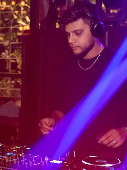 A photo from my AV set at Raahi, where the visuals on the screen are perfectly synced with the house music I'm playing.