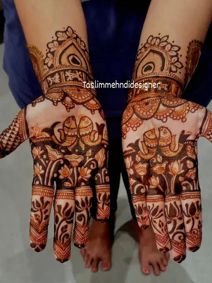 I love incorporating classic elephant motifs into my designs. Here, they are the centerpiece of the palm, surrounded by lotus flowers and traditional patterns for a royal feel.