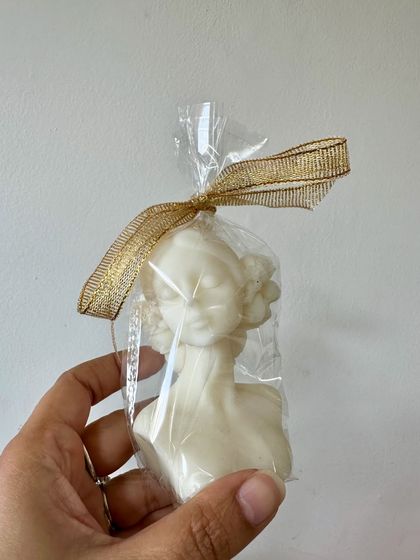 The 'Lady' soy candle is one of my most popular pieces for elegant gifting. Its classic bust form makes it a sophisticated addition to bridesmaid hampers or personal gifts.