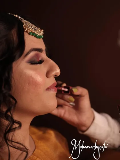 A close-up of the makeup process for Chinmayi's mehendi. We created a beautiful smokey eye with hints of red and a glossy nude lip.