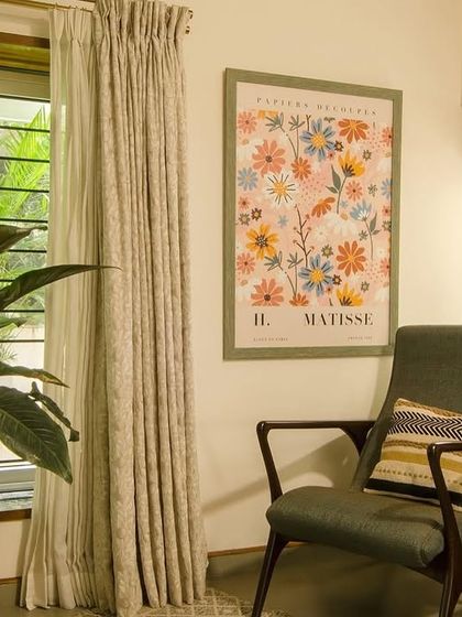 A quiet reading corner in the living room. By increasing the size of the windows, we created bright, pleasant nooks throughout the home, perfect for relaxation and enjoying the view of the garden.