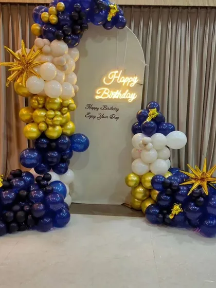 Another angle of the royal blue and gold setup, showing the star-shaped foil balloon accents.