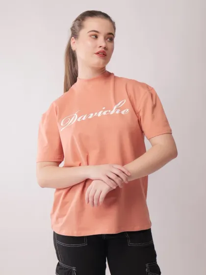 A standard three-quarter shot of the "Daviche" branded t-shirt, showing the fit and logo placement clearly.