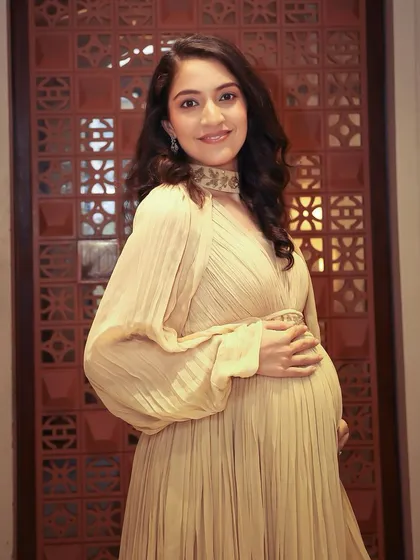 Another beautiful shot of this radiant mama-to-be. The makeup is soft and minimal, designed to celebrate her glow and make her feel special for her maternity shoot.