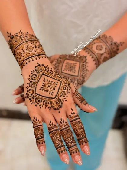 A chic and modern minimal bridal design. This pattern features a square geometric motif with a central design element, paired with a matching cuff.
