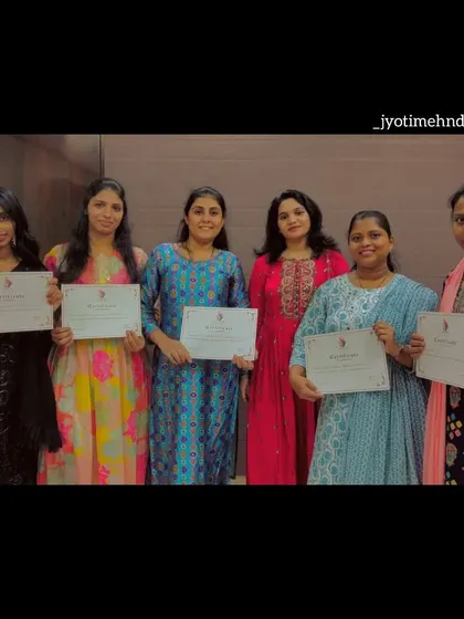 Another group of successful students on their certification day. I wish them the best of luck in their future as professional mehndi artists.