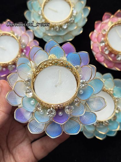 These beautiful floral T-light holders come in a variety of pastel shades. The delicate petals and pearl details create a soft, warm ambiance.