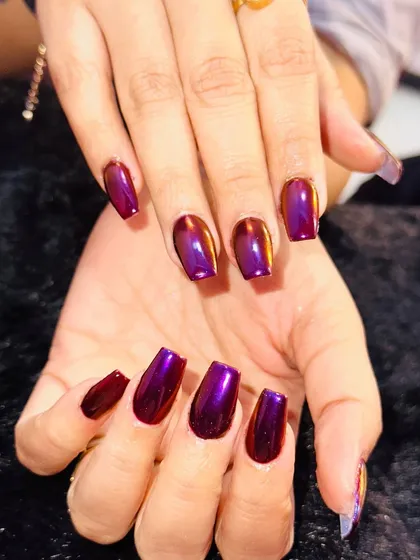 Obsessed with this color-shifting magic. These coffin-shaped nails feature a stunning purple-to-red duochrome finish that changes with the light. I offer a wide range of special effect polishes like chrome and cat-eye to make your nails pop.