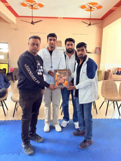 Presenting a memento featuring the legendary Bruce Lee. His philosophy and dedication continue to inspire martial artists everywhere.