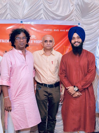 With the organizers and fellow artists at the Ghatkopar Sangeet Vidyala event in Mumbai.
