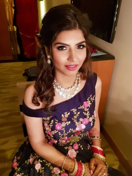 A beautiful perspective on this engagement makeup. The focus is on a soft smokey eye with a hint of shimmer and a natural pink lip, creating a look that is both glamorous and elegant.