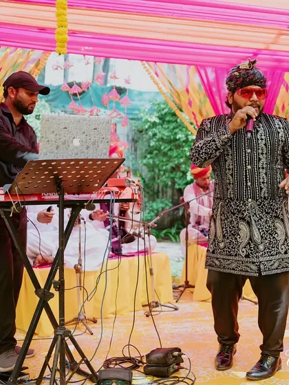 Live music adds an authentic touch to any celebration. A singer performing at the Rajasthani Mela Haldi created the perfect festive soundtrack for the afternoon.