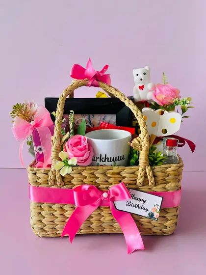 A still image of the personalized birthday basket, showing the "Happy Birthday" tag and the lovely pink theme.