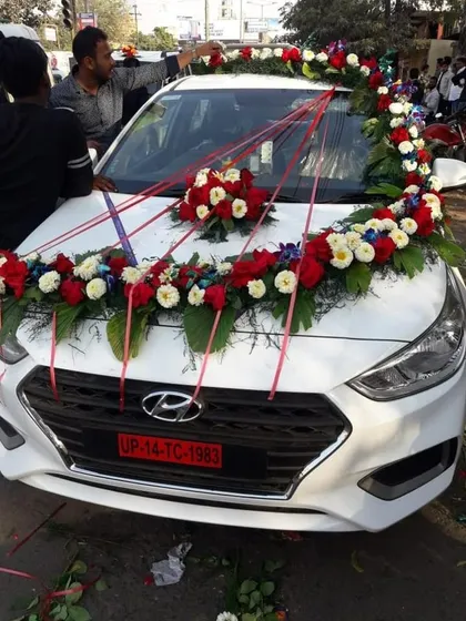 A simple yet elegant car decoration using a mix of red and white flowers. I can create beautiful designs that fit your budget and are delivered quickly.