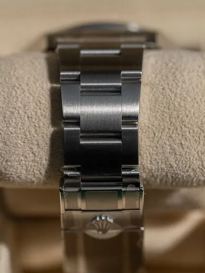 A detailed view of the brushed finish on the Oyster bracelet and clasp. This robust construction is built to last, and we ensure it's in excellent condition.