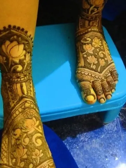 Bridal feet deserve just as much detail and love as the hands. I created this beautiful lotus design to adorn her feet, ensuring the henna art was perfect from head to toe.
