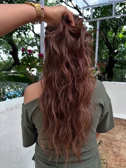 Even with a wavy texture, the cascading layers and ribbon highlights create so much beautiful movement and depth.