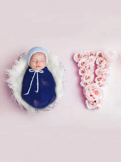 Look at this little angel, all snuggled up. I created the word LOVE using soft pink flowers to frame the baby, making for a super sweet and classic newborn portrait. It’s a simple, beautiful way to celebrate your new love.