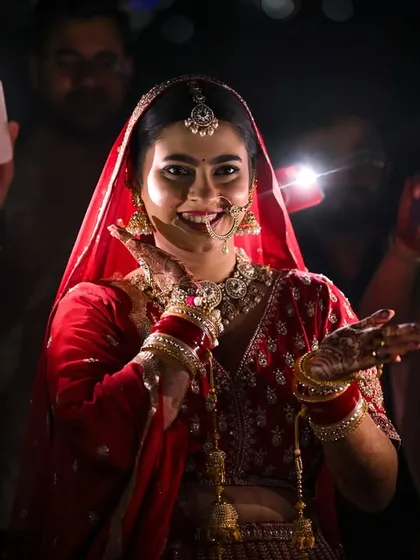The modern bride in the spotlight. Surrounded by the flashlights of her friends' phones, her happiness is radiant and infectious. A truly contemporary candid moment.